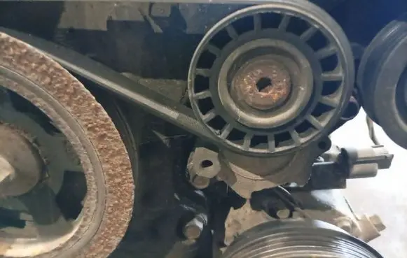 KIA Ceed Generator/alternator belt tensioner