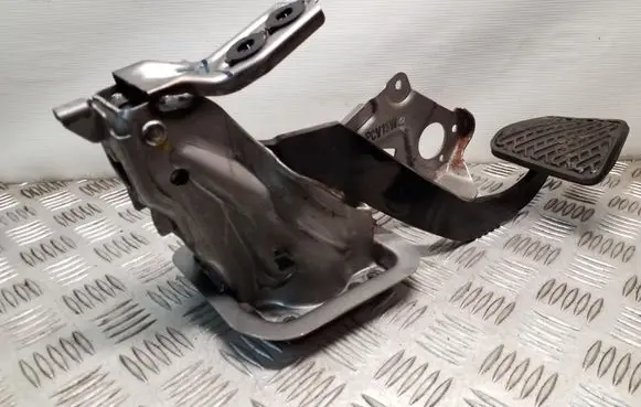 Nissan Juke I F15 Brake pedal 