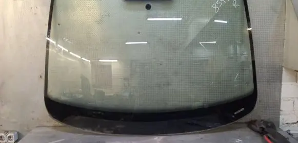 Volkswagen Caddy Front windscreen/windshield window