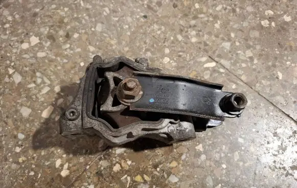 Volvo V60 Engine mount bracket 6G926P082 30743173