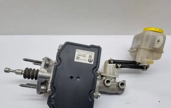 Chrysler Pacifica Master brake cylinder P68461813AB 68461813AB 68461813