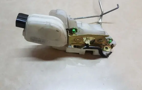Mitsubishi Pajero Sport I Front door lock