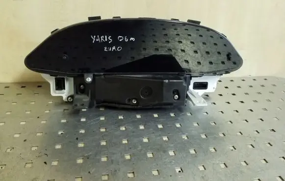 Toyota Yaris Speedometer (instrument cluster) 838000D690D