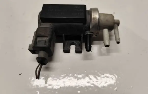 Audi A4 S4 B7 8E 8H Turbo solenoid valve 1J0906627B 05T158 72290345