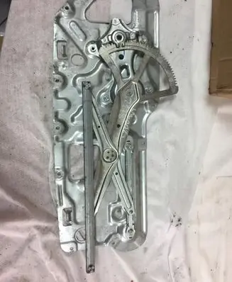 Mitsubishi L200 Rear window lifting mechanism without motor