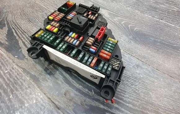 BMW 5 F10 F11 Fuse module 1670499