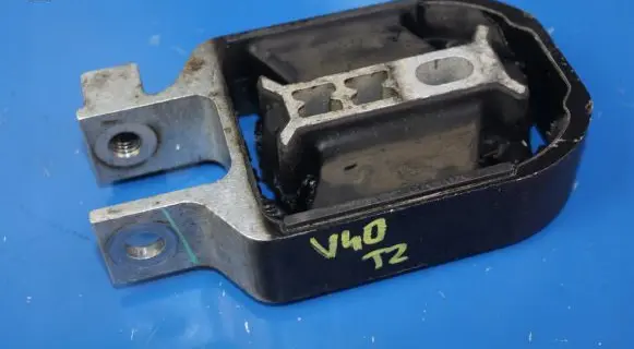 Volvo V40 Engine mount bracket
