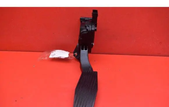 Opel Astra J Accelerator throttle pedal 13252702EA