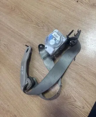 Mitsubishi Endeavor Rear seatbelt 2027659