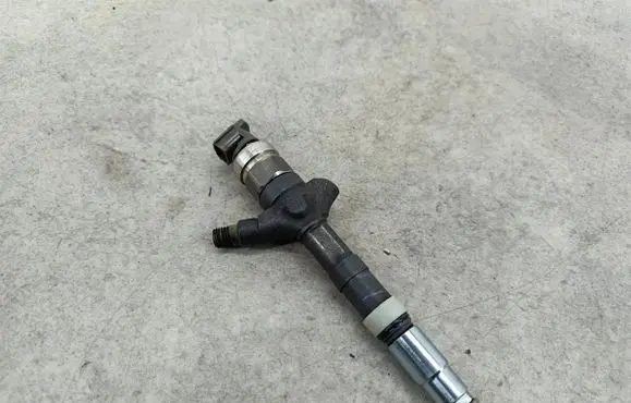 Toyota Corolla Verso E121 Fuel injector 236700G010