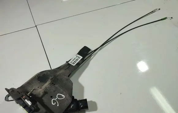 Toyota Avensis Verso Rear door lock