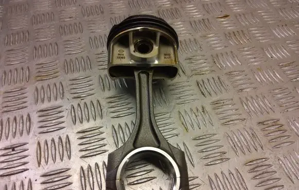 Alfa Romeo Stelvio Piston with connecting rod 91505181 AD8062