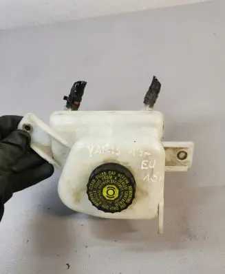 Toyota Yaris Brake fluid reservoir 