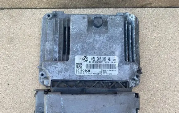 Volkswagen PASSAT B7 Engine control unit/module 03L907309AE 0281017946