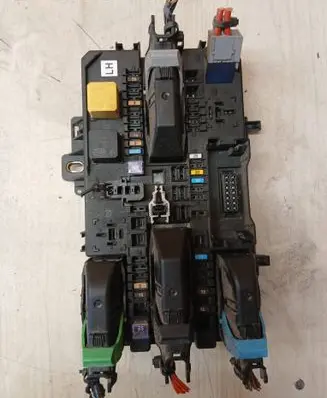 Opel Zafira B Fuse module 13268286 5DK00866924