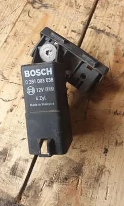 Volkswagen PASSAT B6 Glow plug pre-heat relay 038907281D