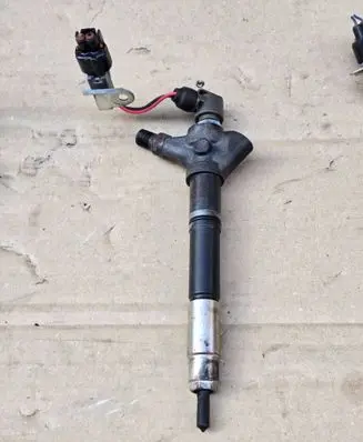 Toyota Avensis T250 Fuel injector 236700R041