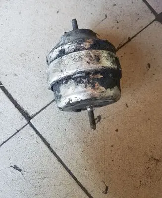 Volkswagen PASSAT B6 Engine mount bracket