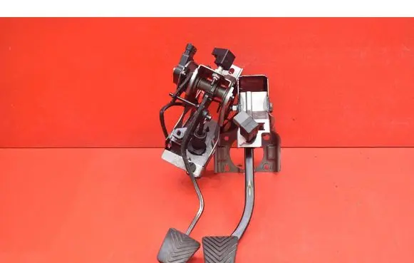 Accelerator throttle pedal
