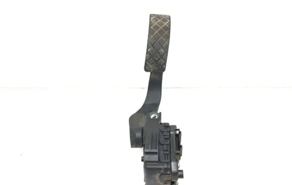 Accelerator throttle pedal