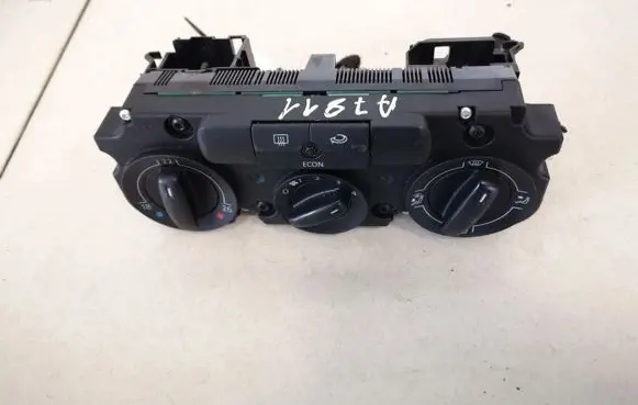 Volkswagen PASSAT B6 Climate control unit