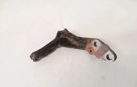 Toyota Avensis T270 Engine mounting bracket