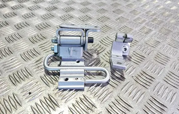 Rear door hinge set