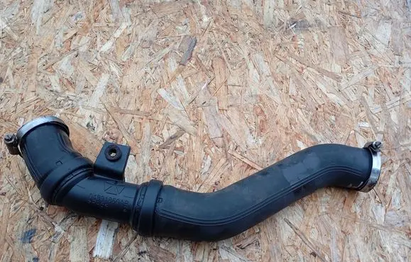 Dodge Journey Intercooler pipe mounting bracket 04891860AB