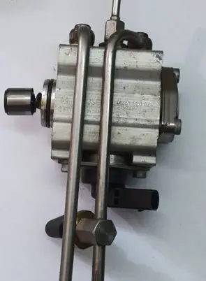 Volkswagen Golf V Fuel injection high pressure pump 03C127025L 0261520024
