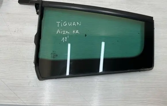 Volkswagen Tiguan Rear side window E000255