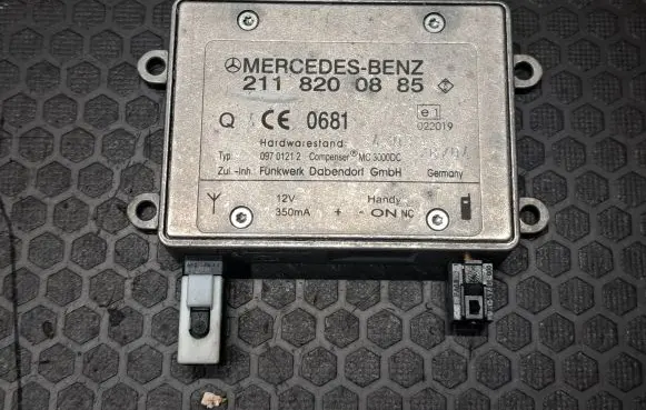 Mercedes-Benz ML W163 Antenna control unit 2118200885