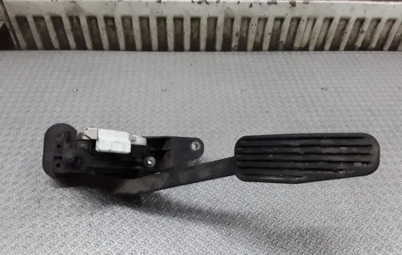 Accelerator throttle pedal