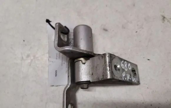 Ford Mondeo MK IV Front door upper hinge