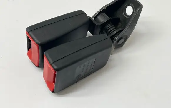 Middle seatbelt buckle (rear)