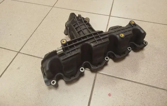 Volkswagen Golf VI Intake manifold M2402