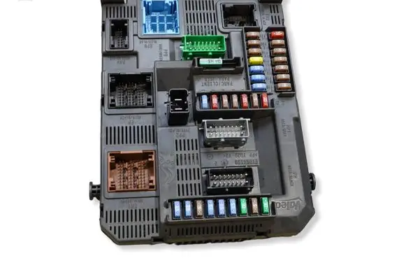 Peugeot 208 I Fuse module 9807532080 E1111753