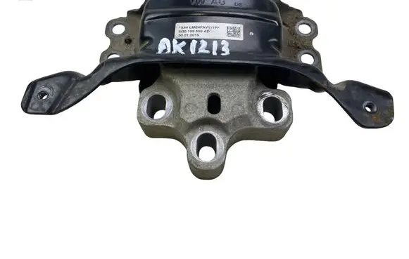 Volkswagen PASSAT B8 Engine mount bracket 5Q0199555AD