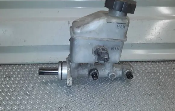 Hyundai i30 Master brake cylinder