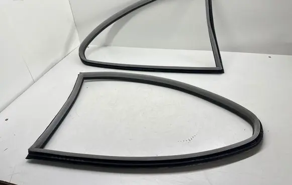BMW 3 E46 Rubber seal rear door window/glass 51378252625