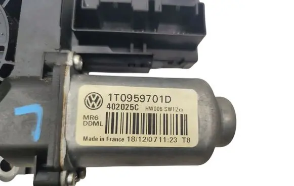 Volkswagen Polo VI Sliding door electric window regulator 1T0959701D