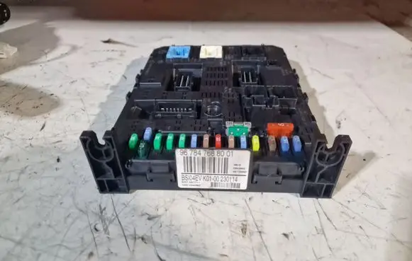 Peugeot 5008 Fuse module 9678476880