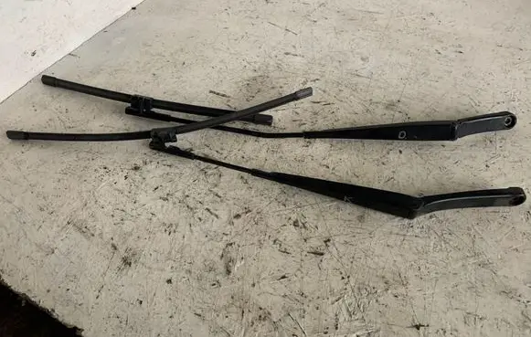 Skoda Octavia Mk2 (1Z) Front wiper blade arm