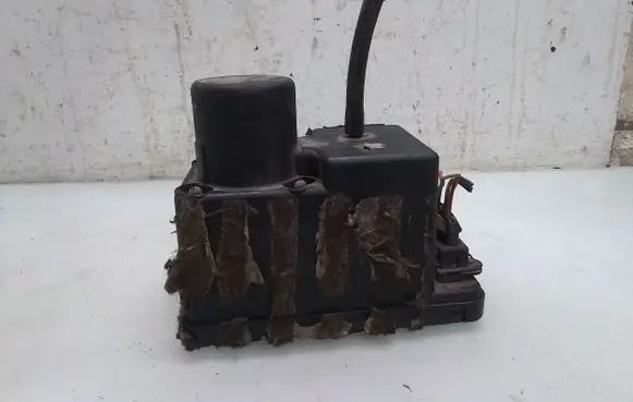Audi 80 90 S2 B4 Central locking vacuum pump 443862257D