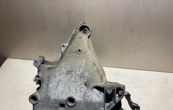 Engine mounting bracket