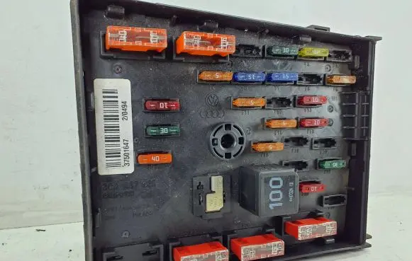 Volkswagen PASSAT B6 Fuse box set 3C0937125 63592777