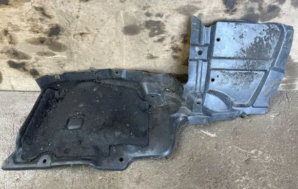 Toyota Avensis T250 Engine splash shield/under tray