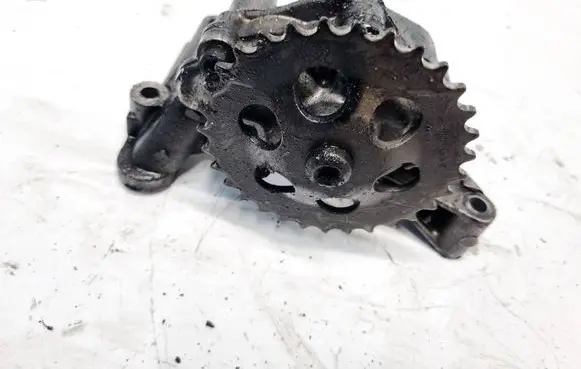 Volkswagen PASSAT B5.5 Oil pump 06A115105B