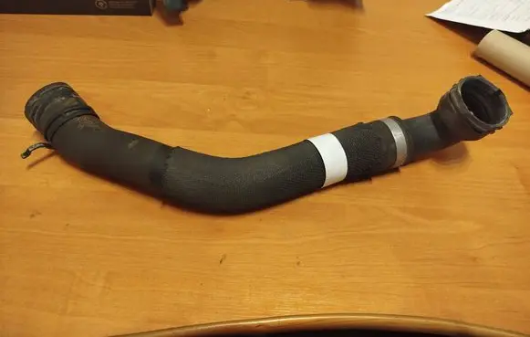 Engine coolant pipe/hose