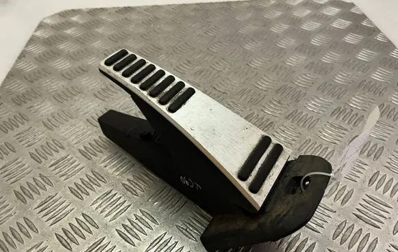 Volvo XC90 Accelerator throttle pedal 32212452