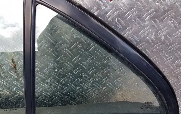 Toyota Avensis T250 Rear vent window glass